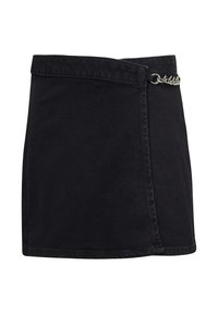 Schwarzer Denim-Wickelrock mit einer Kettenakzentierung an der Seite, geradem Saum und sorgfältigen Nähdetails in der gesamten Ausführung.