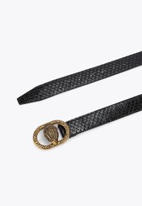 Ceinture en cuir noir texturée avec une boucle en or en forme d'ovale ornée d'un design en coquillage et de strass décoratifs. Mesure environ 2 cm de largeur.