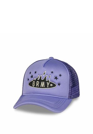 Gorra de béisbol de malla morada con diseño bordado en blanco y negro de llamas y estrellas y texto "GRMY" en el panel frontal.
