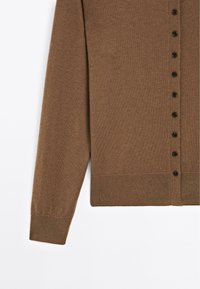 Cardigan marrone realizzato in tessuto morbido con orlo a coste, dotato di chiusura frontale con bottoni neri e maniche lunghe.