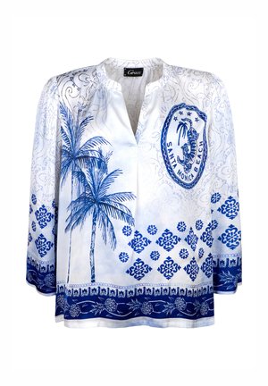 Weißes Blusenshirt mit blauen Palmen- und Blumenmustern, mit rundem Ausschnitt und drei Viertelärmeln. Der Stoff wirkt glatt und leicht.