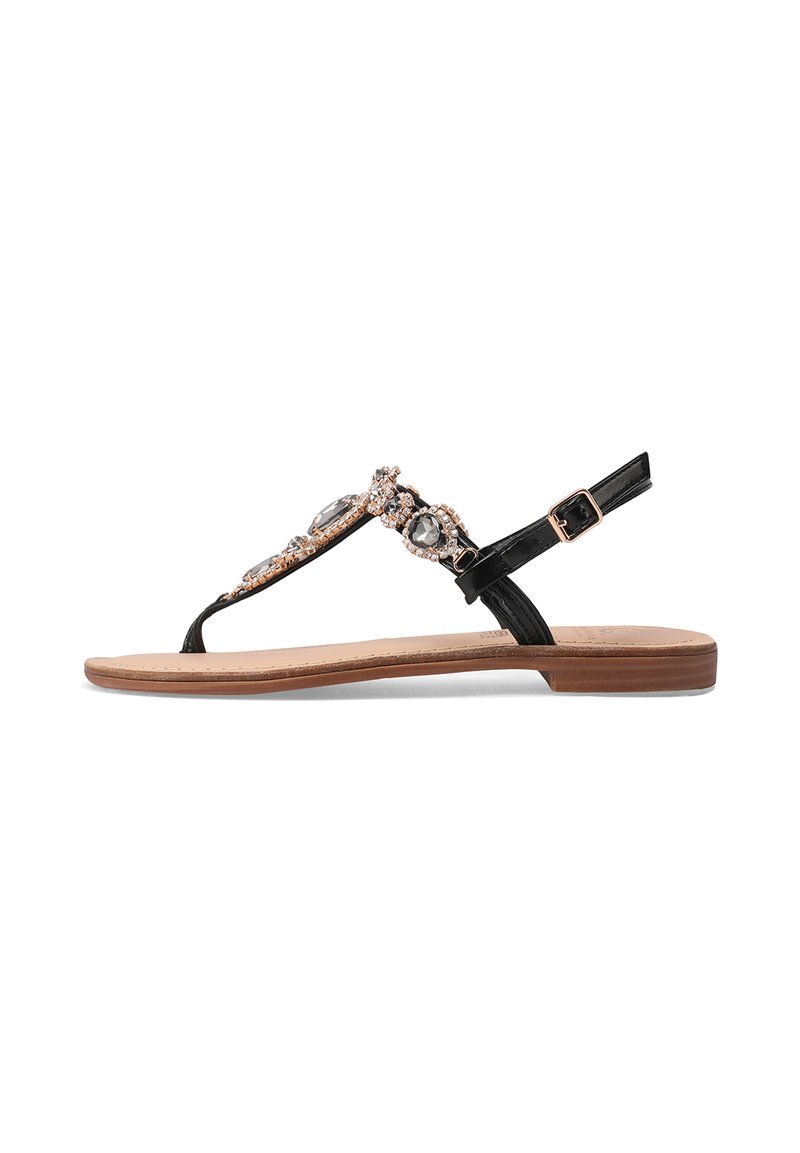 Zwarte platte sandalen met een T-band ontwerp versierd met heldere en roségouden embellishments, waaronder juwelen, op een lichtbruine zool.