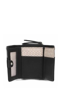 Cartera de piel negra con interior beige de estampado. Cuenta con múltiples ranuras para tarjetas, una ventana transparente para identificación y un compartimento con cremallera.