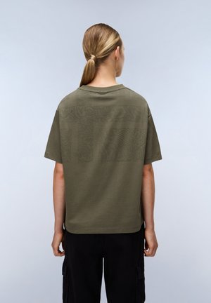 Olijfgroene katoenen t-shirt met een relaxte pasvorm, korte mouwen en een ronde hals. De achterkant heeft een subtiel geperst patroon.