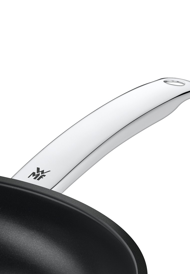 Schwarze Bratpfanne mit einem glänzenden silbernen Griff, der in der Nähe des Bodens ein Logo aufweist. Der Griff hat eine glatte Oberfläche und eine ergonomische Form.