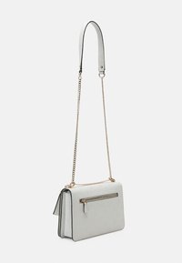 Hvid læder crossbody taske med kædestrop, præget mønster og en frontlommesving. Har en blød tekstur og struktureret form.