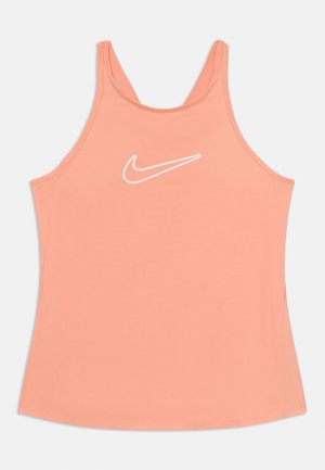 Persiku krāsas Nike bezpiedurkņu krekls izgatavots no mīksta, elastīga auduma; uz krūtīm ir balts Nike logs; tam ir smalkas plecu lences un noapaļots apakšmalas dizains.