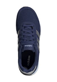 Bottillon de sport bleu marine avec tige en mesh, trois rayures grises, bout rond et semelle en caoutchouc. Il comprend des lacets et un col rembourré pour le soutien.