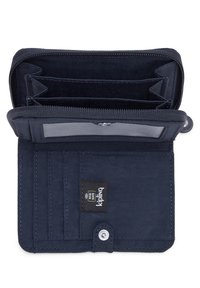 Námořnická peněženka z látky s několika sloty na karty, průhlednou kapsou na průkaz totožnosti a zacvakávací uzávěrem. Viditelný RFID bezpečnostní štítek uvnitř. Hladká textura.