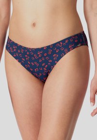 Námořnické spodní díly plavek s květinovým vzorem v červené a růžové barvě. Vyrobené z elastického materiálu, s nízkým pasem a minimálním pokrytím.