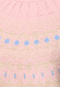 Strickpullover mit einem gerippten, rosa Ausschnitt, beigem Körper mit blauen geometrischen Mustern und einer weichen Textur.