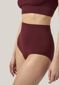 Bordeaux hög midja trosa med en slät yta, bred midjeband och sömlös design, som erbjuder täckning och komfort.