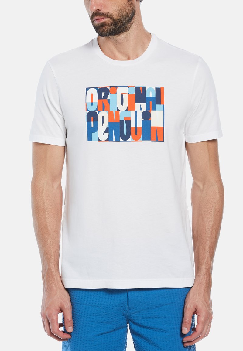 Witte katoenen t-shirt met een multicolore graphic met "ORIGINAL PENGUIN" in vetgedrukte, blokletters. Korte mouwen en ronde halslijn.