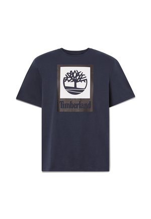 Mørkeblå T-shirt med korte ærmer og et stort hvidt og sort rektangulært Timberland-logo med et træ og mærkenavn midt på fronten.