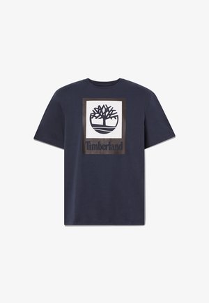 Mørkeblå T-shirt med korte ærmer og et stort hvidt og sort rektangulært Timberland-logo med et træ og mærkenavn midt på fronten.