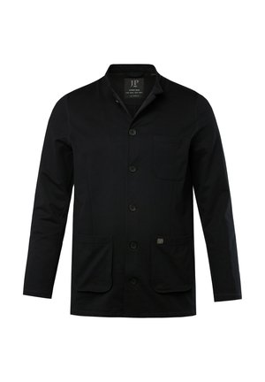 Chaqueta de algodón azul marino con cuello, cierre de botones en el frente y un bolsillo en el pecho. Presenta dos bolsillos frontales y un detalle de logo sutil.