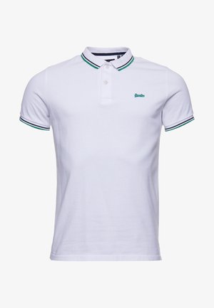 Wit poloshirt met korte mouwen, groene en marineblauwe gestreepte kraag en mouwranden, knoopsluiting met twee knopen, en een klein geborduurd logo op de borst.