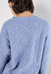 Hellblauer Strickpullover mit strukturiertem Rautenmuster, runder Halslinie und langen Ärmeln mit einer weichen, flauschigen Oberfläche.