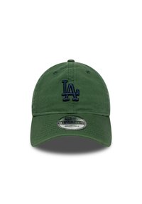 Πράσινο βαμβακερό καπέλο με κυρτή γείσο, με κεντημένο μπλε σκούρο λογότυπο "LA" στο μπροστινό μέρος. Ρυθμιζόμενος ιμάντας στο πίσω μέρος.