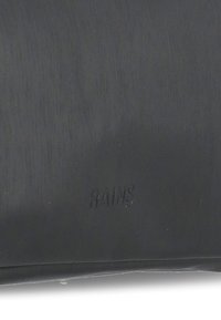 Borsa impermeabile nera con una superficie liscia, caratterizzata da un logo "RAINS" in rilievo su un lato. Design rettangolare semplice senza ulteriori dettagli.