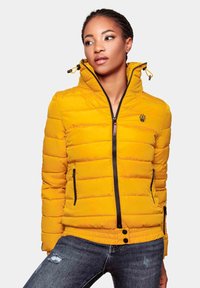Geel gewatteerde jas met een ritssluiting aan de voorkant, hoge kraag en zwarte accessoires. Heeft twee ritszakken en een elastische zoom voor een goede pasvorm.