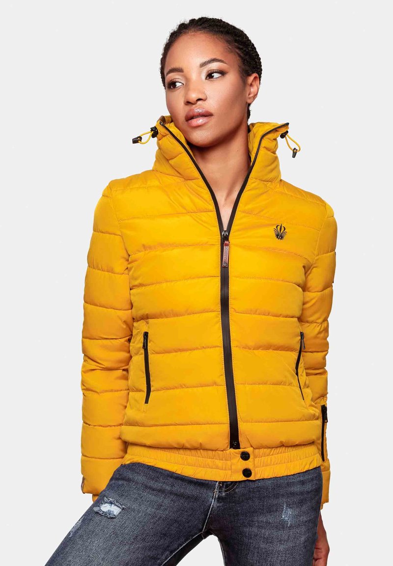 Geel gewatteerde jas met een ritssluiting aan de voorkant, hoge kraag en zwarte accessoires. Heeft twee ritszakken en een elastische zoom voor een goede pasvorm.