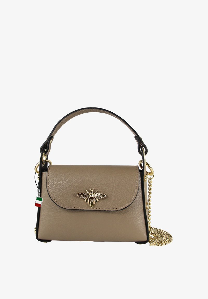 Petit sac à main en cuir taupe avec poignée supérieure, emblème d'abeille doré sur le rabat, et bandoulière chaîne dorée amovible avec breloque drapeau italien.