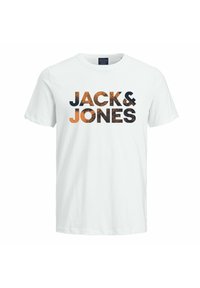 Bijela pamučna majica s hrabrim, višebojnim grafičkim printom koji ispisuje "JACK & JONES" s istrošenim izgledom. Kratki rukavi, okrugli izrez.