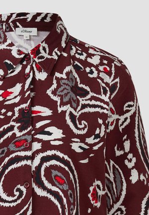Bordeaux overhemd met knopen, versierd met abstracte bloem- en paisleydesigns in wit, rood, grijs en zwart, met een puntige kraag.