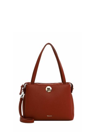 Röd texturerad läderhandväska med dragkedja, dubbla handtag och avtagbar axelrem. Har en rund metallisk logotypdetalj.