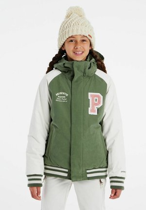 Veste verte et blanche avec un devant zippé, un design matelassé, des poignets côtelés et des emplacements de logo ; portée avec un bonnet en tricot crème.