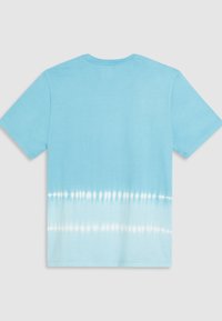 Lichtblauwe katoenen T-shirt met een ronde hals en korte mouwen. Heeft een gradient tie-dye effect dat vervaagt van een levendig naar een vaalblauw.