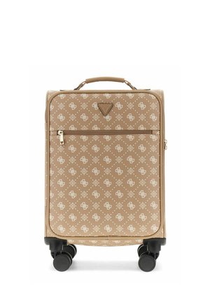 Valise beige en coque souple avec motif de logo blanc, poche avant zippée, poignée supérieure et quatre roues noires pivotantes.
