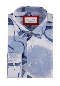 Chemise boutonnée bleu clair avec des motifs abstraits et des accents bleu foncé, confectionnée dans un tissu lisse, dotée d'un col classique et d'un poignet simple.