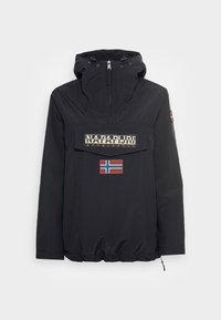 Schwarze wasserdichte Pulloverjacke mit halbem Reißverschluss, verstellbarer Kapuze, Fronttasche mit Markenpatch und einer Norwegen-Flaggenemblem.