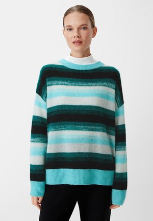 Sweter w paski w kolorach turkusowym, czarnym i białym; wykonany z miękkiego dzianiny, o luźnym kroju, z prążkowanymi mankietami i kołnierzem; posiada szerokie poziome pasy.