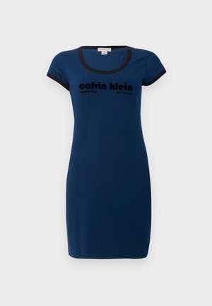 Navy-blå bomulls kjole med korte ermer, rund hals, svart kant, med "Calvin Klein" logoen i fet svart skrift.