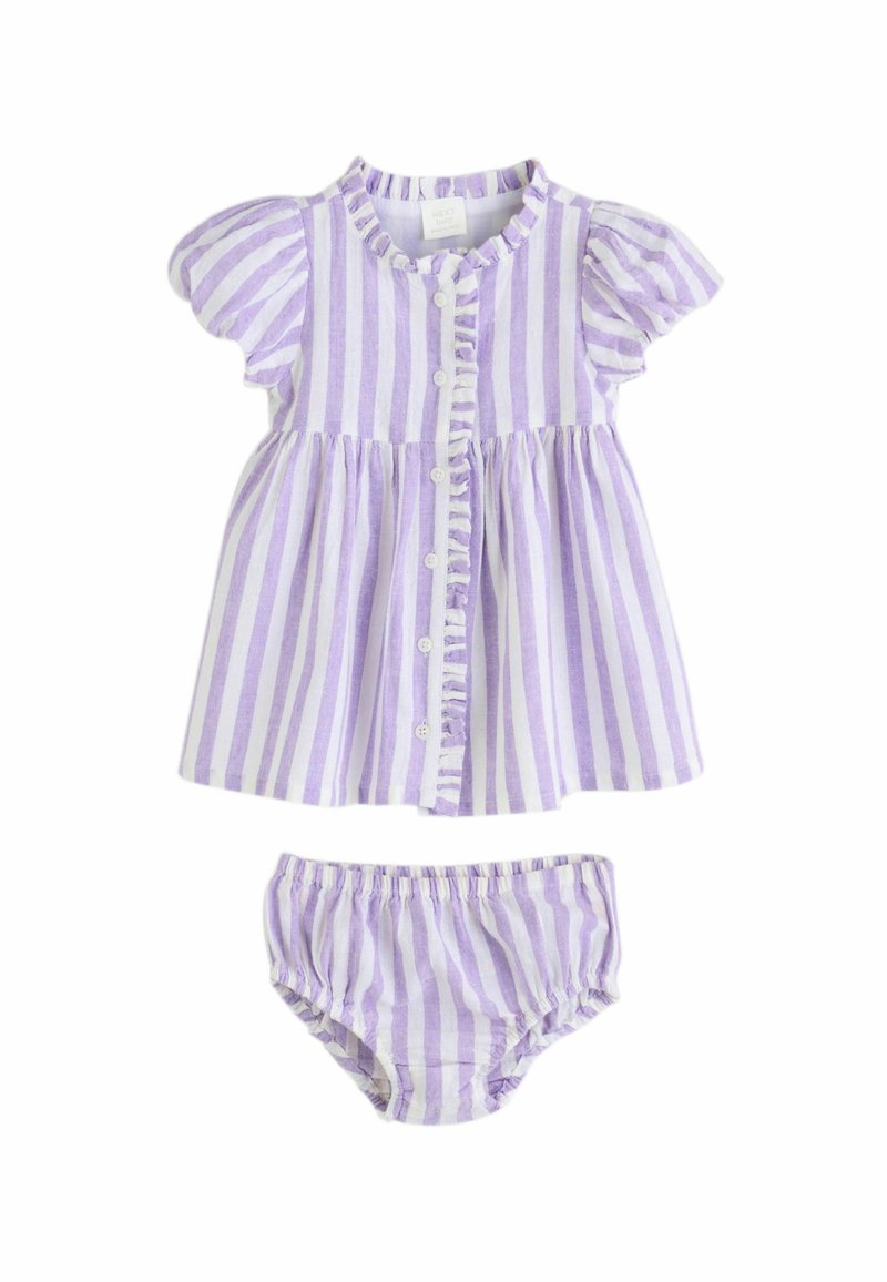 Lila och vit randig tvådelad outfit med en volangkortärmad topp med knappar och matchande byxor med elastisk midja.