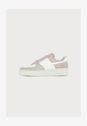 Nike Sportswear, AIR FORCE 1 '07 LOW - Tossud - cream/sail/metallic gold-colored