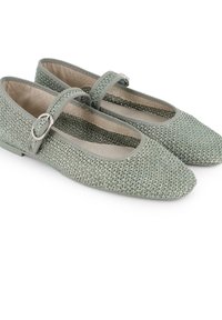 Bailarinas tejidas verdes con una correa estilo Mary Jane que presenta una hebilla rectangular, suela plana y diseño de punta redondeada.