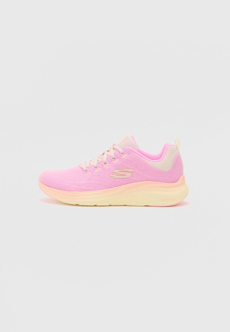 Zapatillas deportivas rosas con una parte superior de malla texturizada, entresuela amarillo claro y cordones a juego. Presentan un cuello acolchado y un detalle del logo.
