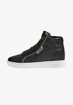 Czarny wysokogatunkowy sneaker z wytłoczonymi logo, czarnymi sznurowadłami, białą podeszwą i metaliczną zawieszką "GUESS" po boku.