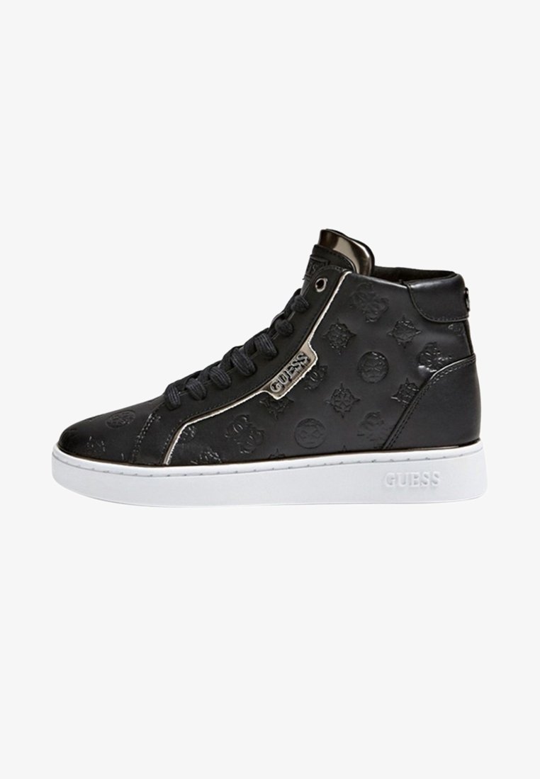 Baskets montantes noires avec logos en relief, lacets noirs, semelle blanche et étiquette métallique « GUESS » sur le côté.