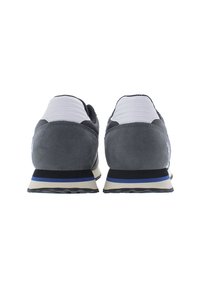 Grå sportskor med en mockaliknande yta, vita och marinblå accenter, en vadderad krage och en gummisula med en lätt klack.