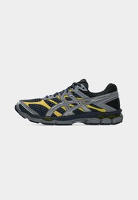 Μαύρο και κίτρινο παπούτσι τρεξίματος ASICS GEL Cumulus 16 με πλέγμα στην επάνω πλευρά και μαλακή σόλα, πλευρική όψη σε λευκό φόντο.
