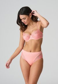 Różowy zestaw bielizny składający się z półprzezroczystego biustonosza koronkowego z kwiatowym haftem oraz majtek z wysokim stanem z dopasowanymi koronkowymi akcentami.