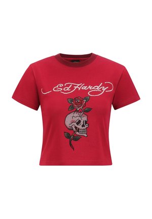 Camiseta de algodón roja con mangas cortas, que presenta un logo blanco de "Ed Hardy", un diseño de calavera y una rosa con acentos verdes y rojos.