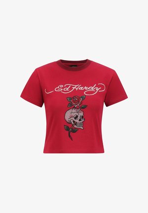 Camiseta de algodón roja con mangas cortas, que presenta un logo blanco de "Ed Hardy", un diseño de calavera y una rosa con acentos verdes y rojos.