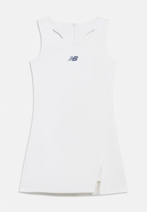Valge varrukateta sportlik kleit esilõhikuga, racerback-disainiga ja väikese tumeda New Balance'i logoga rinnal.