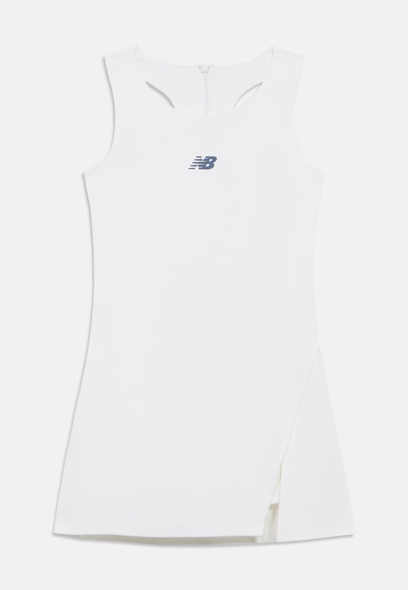 Λευκό αθλητικό φόρεμα χωρίς μανίκια με σκίσιμο μπροστά, σχεδίαση racerback και μικρό σκοτεινό λογότυπο New Balance στο στήθος.